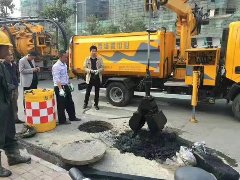 拱墅街道：网格员化身“清道夫”，为民解忧疏通“堵心”化粪池
